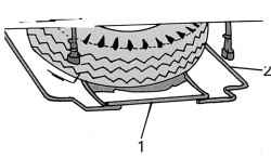 b. Положение запасного колеса на автомобиле с грузовой платформой (установлено под рамой с задней стороны)